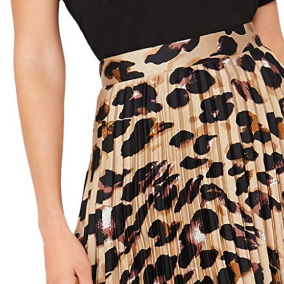 New Pleated Flowing Leopard Print Midi skirt - Picture 5 of 8